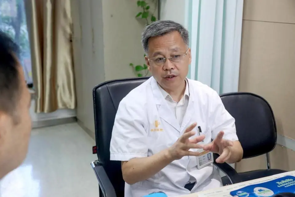 Dr. Liu Chaofeng during consultation — integrating TCM pulse diagnosis with modern cardiology
